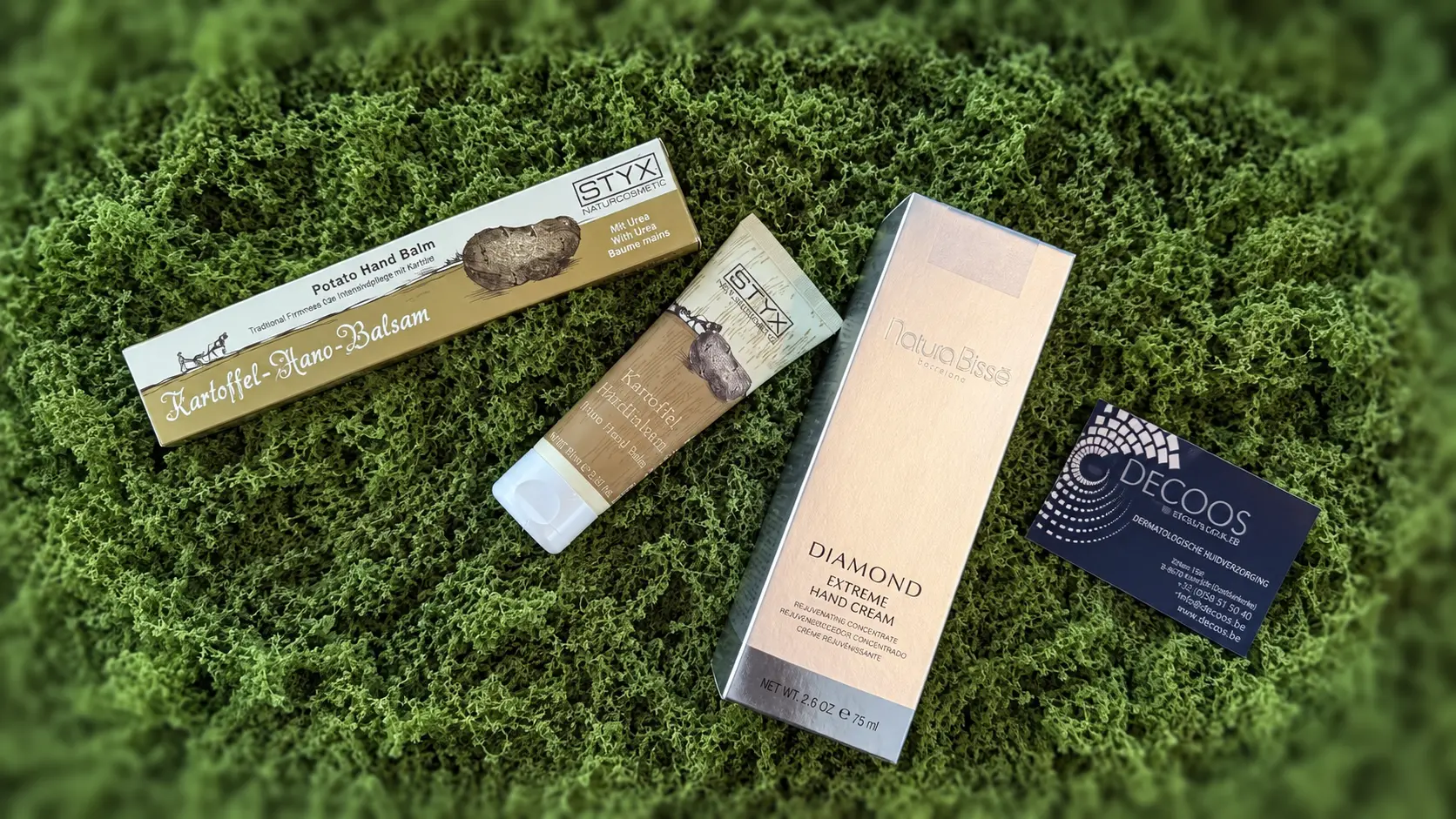 Medarbetare i DECOOS salong med hudvårdsprodukter från STYX Naturcosmetic, Dr. Spiller och Natura Bissé.
