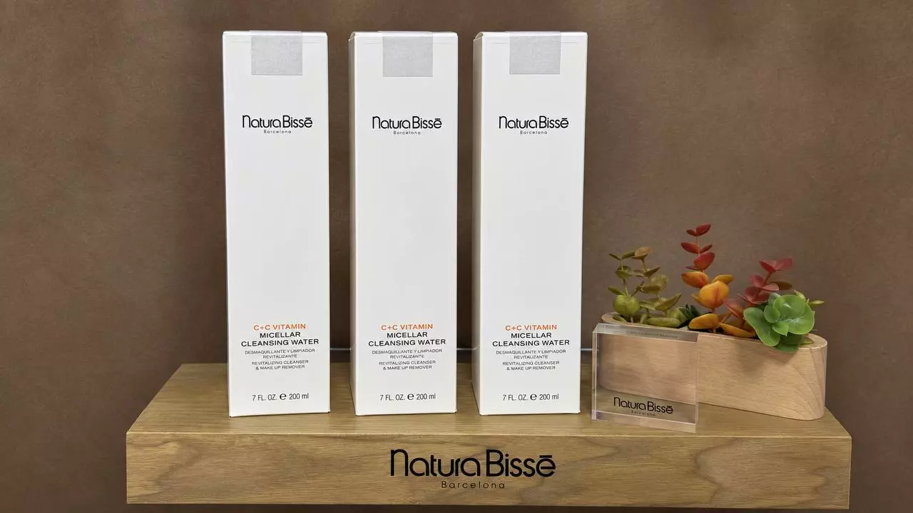 Natura Bissé Eye & Lip Makeup Remover bredvid bomullsrondeller och en ljus handduk.